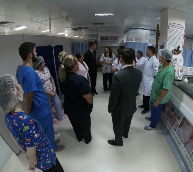 Médicos são flagrados batendo ponto sem dar expediente em Manaus