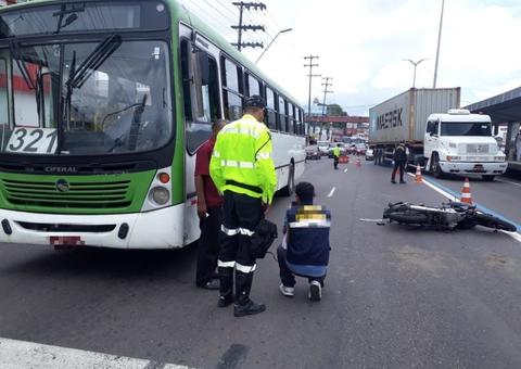 Motoqueiro fica ferido após colidir com ônibus em Manaus 