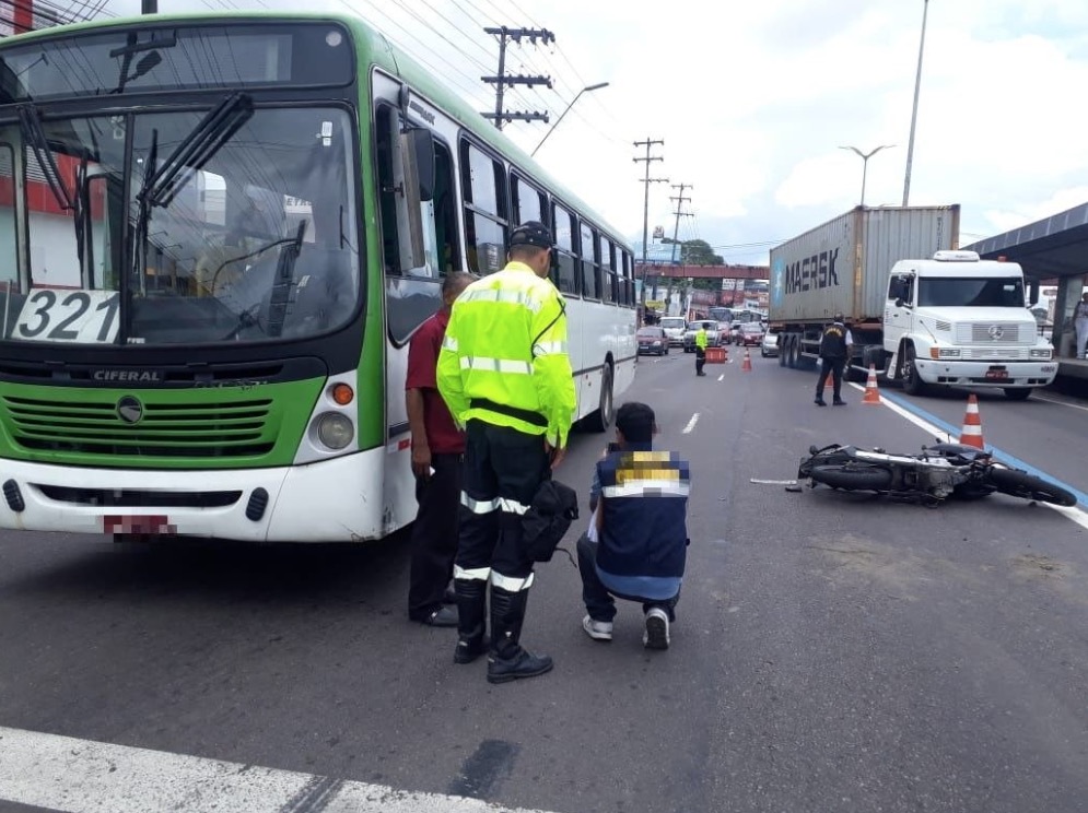 Motoqueiro fica ferido após colidir com ônibus em Manaus 