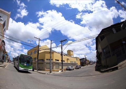 Obras de saneamento básico alteram rotas de ônibus e tráfego em avenida de Manaus 