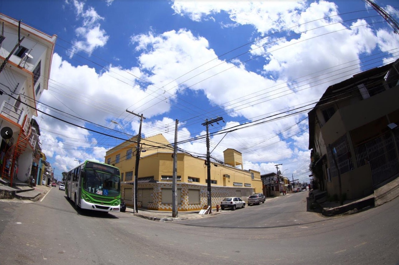 Obras de saneamento básico alteram rotas de ônibus e tráfego em avenida de Manaus 