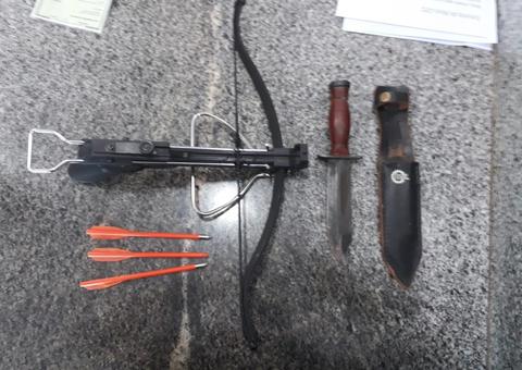 Professor invade Secretaria de Educação com facão e besta