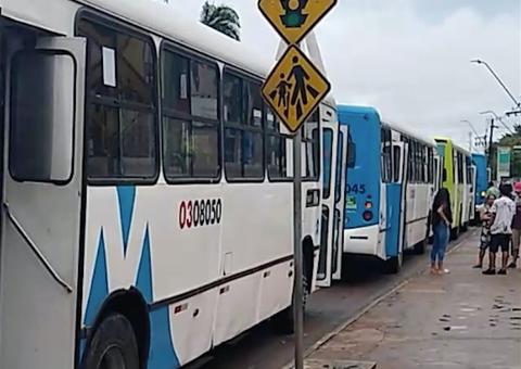 Motoristas de ônibus fazem paralização após colega morrer durante assalto em Manaus