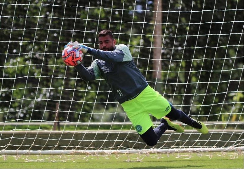 Chapecoense rescinde contrato de goleiro acusado de agredir ex-namorada