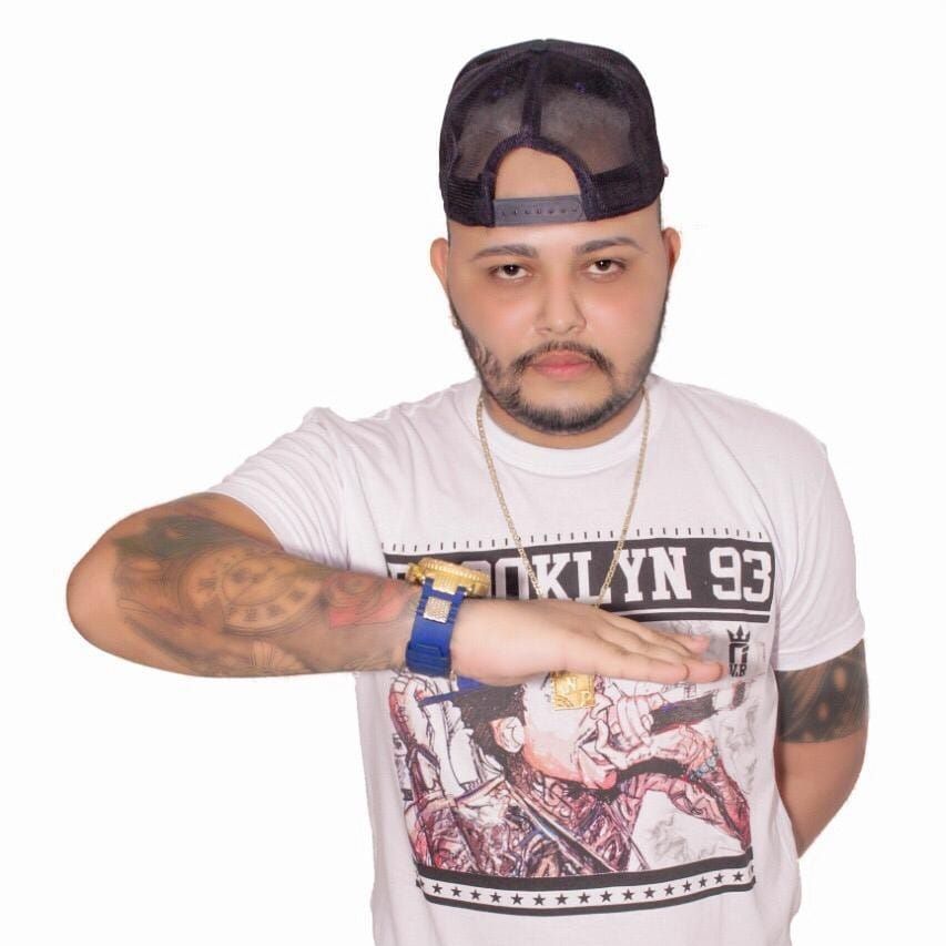 Cantor de forró é multado em R$ 800 pelo Ibama após vídeo com porco 