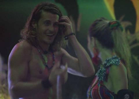 BBB19: Alberto cospe bebida em sister 