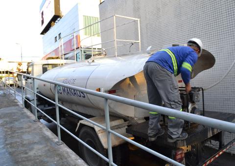 Sem água, moradores sofrem e hospitais são abastecidos por carros-pipa em Manaus