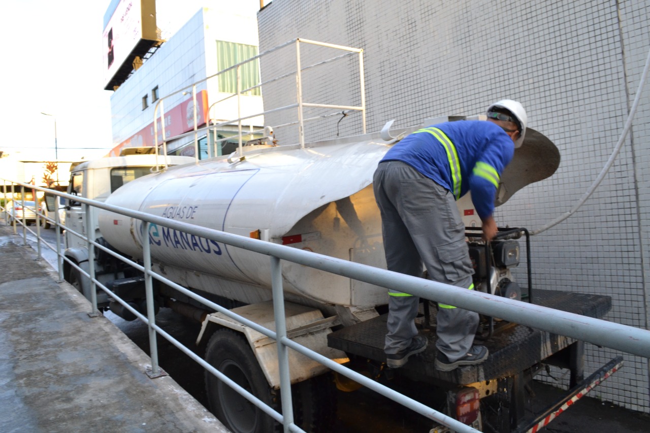 Sem água, moradores sofrem e hospitais são abastecidos por carros-pipa em Manaus