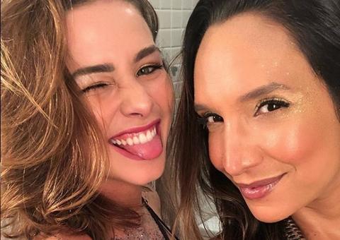 Atriz da Globo se declara para namorada 16 anos mais velha durante viagem