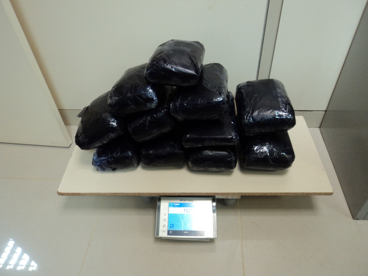 Em Manaus, mulheres são presas ao tentarem embarcar com 25 Kg de drogas para São Paulo