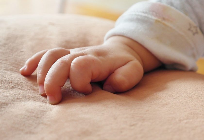 Polícia pede exames para saber se bebê espancada foi estuprada por padrasto em Manaus