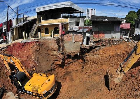 Prefeitura descobre que vazamento de tubulação está embaixo de casa em Manaus