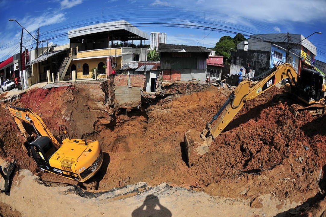 Prefeitura descobre que vazamento de tubulação está embaixo de casa em Manaus