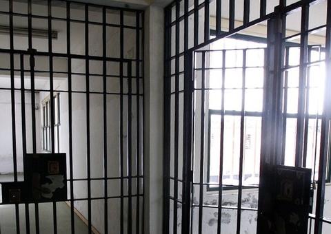 Suspeito de estuprar criança é assassinado dentro de cela em cadeia