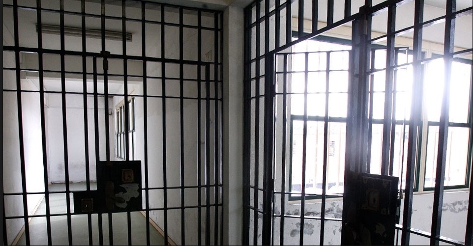 Suspeito de estuprar criança é assassinado dentro de cela em cadeia