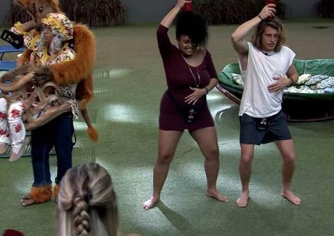 BBB19: Festa surpresa para Gabriela agita madrugada na casa e inspira italiano
