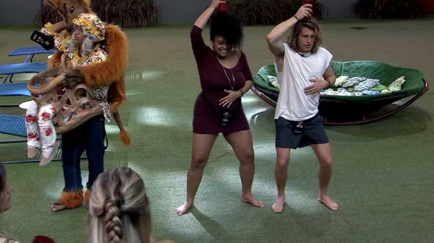 BBB19: Festa surpresa para Gabriela agita madrugada na casa e inspira italiano