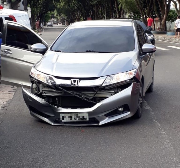 Em Manaus, carro em alta velocidade acerta bloco de concreto e outro 'abraça' poste 
