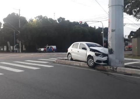 Em Manaus, carro em alta velocidade acerta bloco de concreto e outro 'abraça' poste 