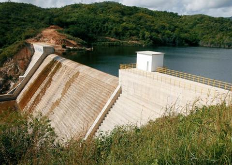 Famílias são evacuadas por risco de rompimento de barragem no Ceará