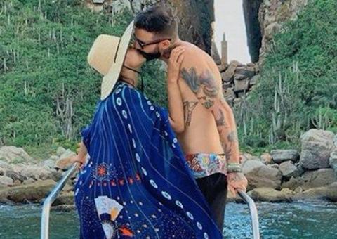 Ex-BBBs Gleice e Wagner festejam um ano de namoro em viagem romântica 