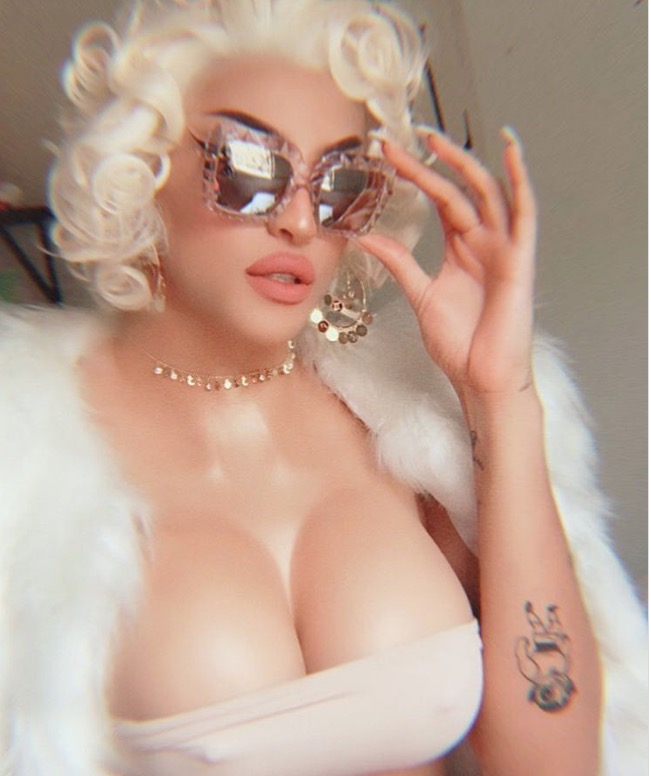 Pabllo Vittar aparece em clique ousado com seios siliconados; veja foto