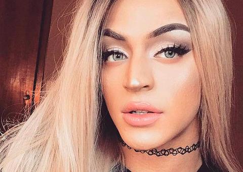 Pabllo Vittar aparece em clique ousado com seios siliconados; veja foto