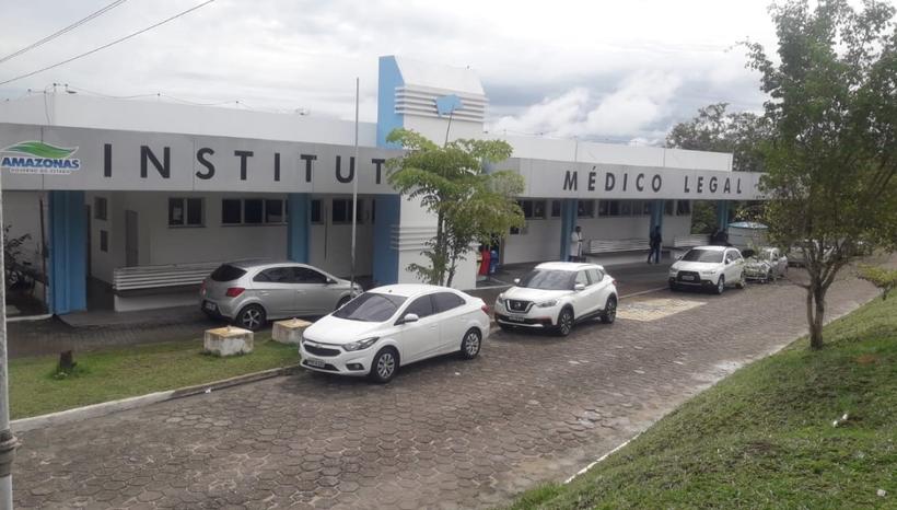 Em Manaus, familiares e amigos de motorista assassinado protestam na sede do IML