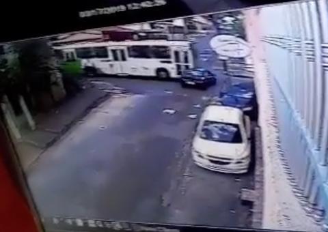 Vídeo mostra grave acidente entre ônibus e carro em Manaus