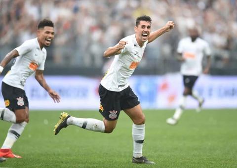 Corinthians bate o Oeste, mantém a liderança de grupo e ajuda o São Paulo