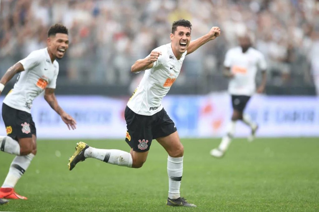 Corinthians bate o Oeste, mantém a liderança de grupo e ajuda o São Paulo