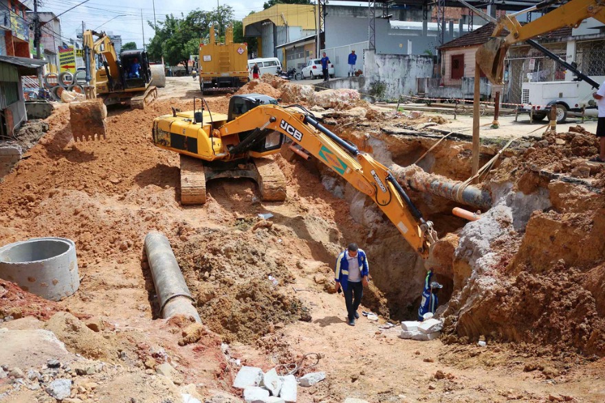Reaterro em obra é iniciado e abastecimento de água começa a normalizar