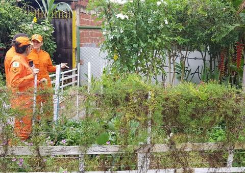 Com formigas pelo corpo, bebê é encontrado abandonado em gramado 