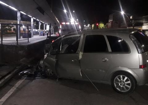Motorista perde controle do carro e bate em plataforma de ônibus em Manaus 