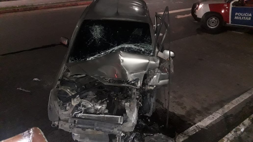 Motorista perde controle do carro e bate em plataforma de ônibus em Manaus 