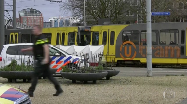 Homem faz disparos em bonde deixando um morto e vários feridos na Holanda 