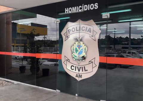 Homem é morto na frente da filha de 7 anos e da avó no quintal de casa em Manaus
