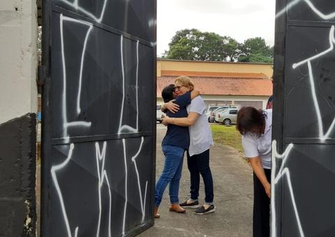Sobreviventes de massacre são recebidos com flores por psicólogos em Suzano