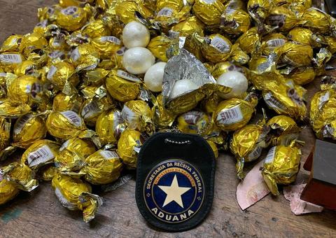 Quatro pessoas são presas com drogas em bombons e sapatos em aeroporto
