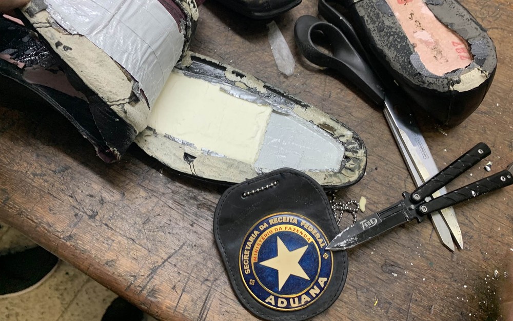 Quatro pessoas são presas com drogas em bombons e sapatos em aeroporto