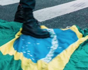 Em troca de alguns dólares, governo humilha brasileiros