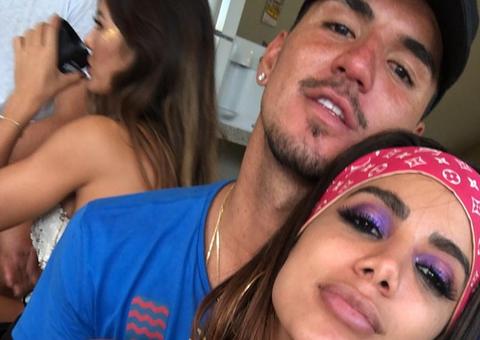 Medina é flagrado em clima de intimidade com Anitta em bastidores de gravação de clipe