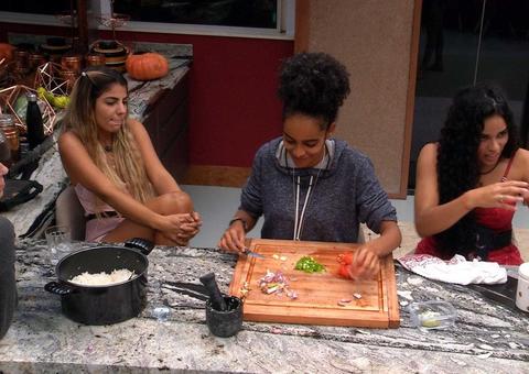 BBB19: Elana pergunta se Alberto Mezzetti já beijou homens e resposta surpreende