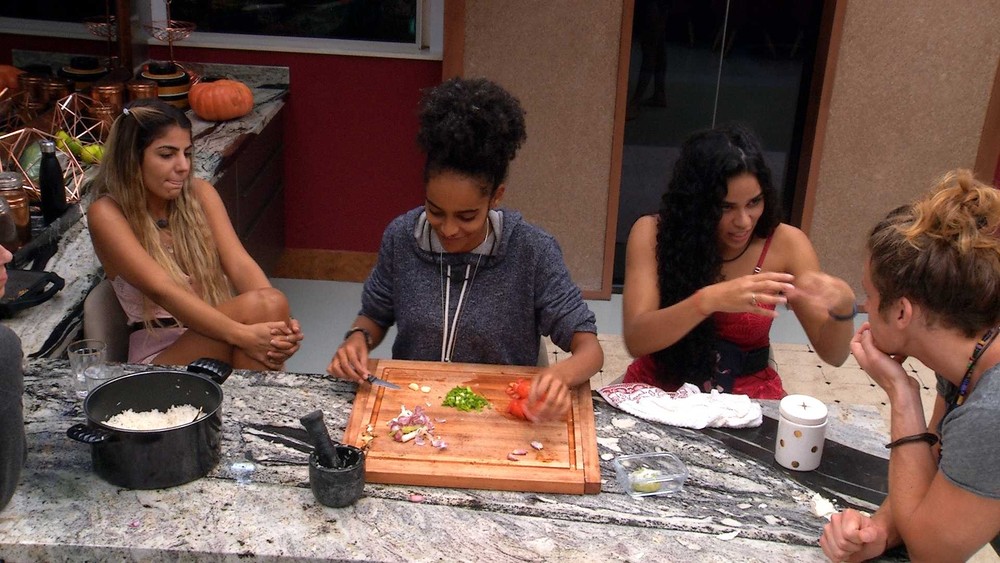 BBB19: Elana pergunta se Alberto Mezzetti já beijou homens e resposta surpreende