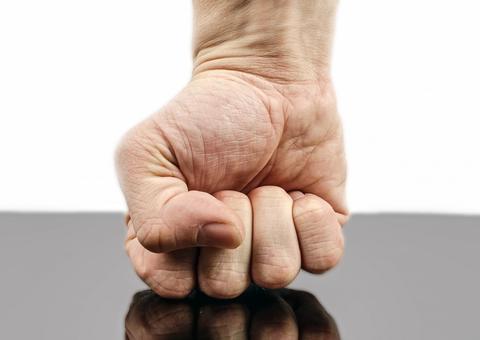 Por ciúmes, jovem agride prima com socos e chutes 