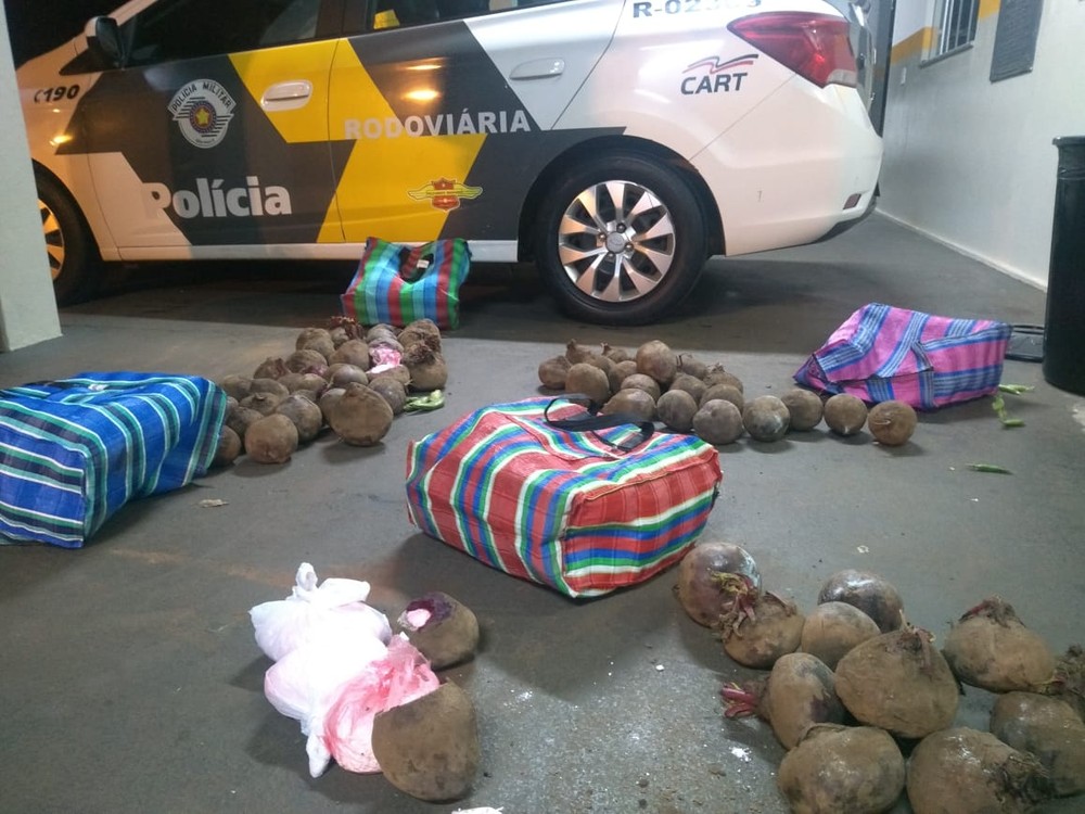 Cocaína é encontrada dentro de beterrabas em bagageiro de ônibus