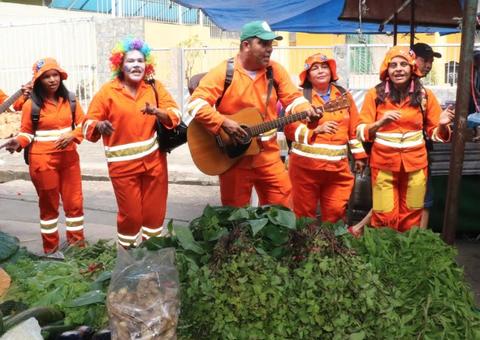 Garis da Alegria vão à feira para conscientizar sobre limpeza do local em Manaus 