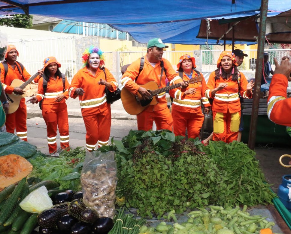 Garis da Alegria vão à feira para conscientizar sobre limpeza do local em Manaus 