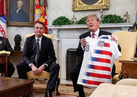 Trump e Bolsonaro trocam camisas das seleções de futebol