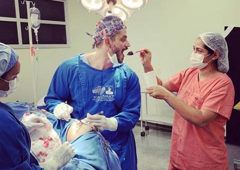 Conselho de Medicina abre sindicância contra ex-BBB Marcos Harter após foto comendo durante cirurgia